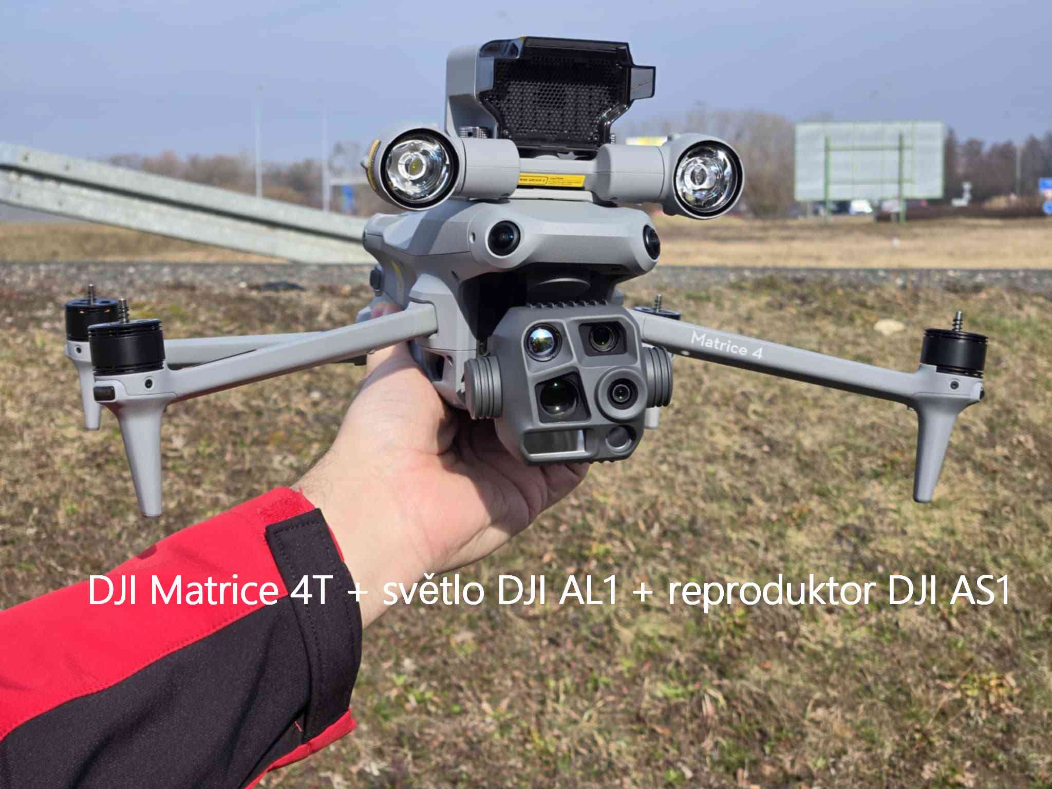 DJI matrice 4T se svetlem a reproduktorem v